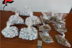 Catania, spacciatore ‘casalingo’ arrestato in flagranza: il 43enne agiva nel quartiere ‘Zia Lisa’