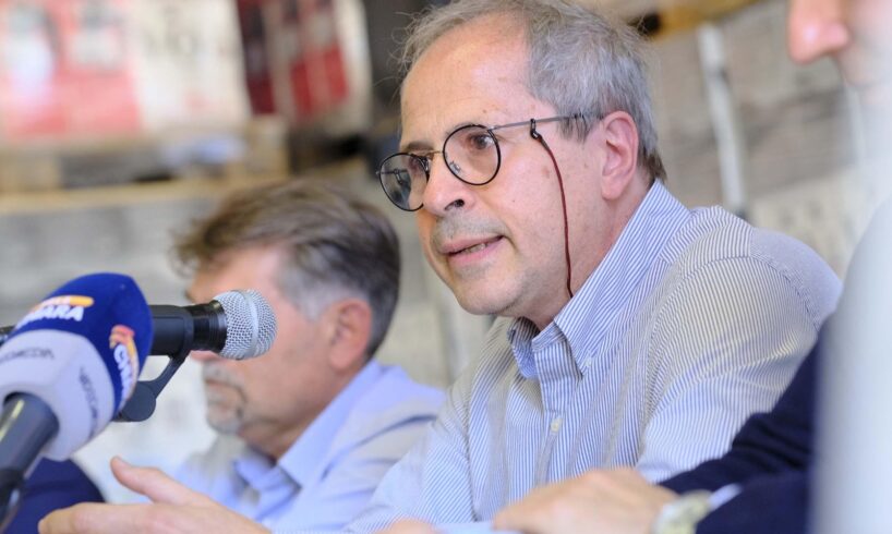 Usa, vaccino Pfizer ottiene autorizzazione definitiva dall’FDA. Crisanti: “Ora si renda obbligatorio”