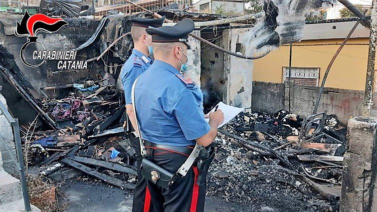 I Carabinieri della Stazione Ognina e del Nucleo Radiomobile del Comando Provinciale hanno arrestato nella flagranza un pregiudicato catanese di 40 anni, poiché ritenuto responsabile di tentato omicidio e incendio doloso.