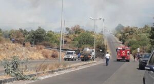 Ragalna, vasto incendio in c.da Malaterra: le fiamme minacciano la piscina comunale