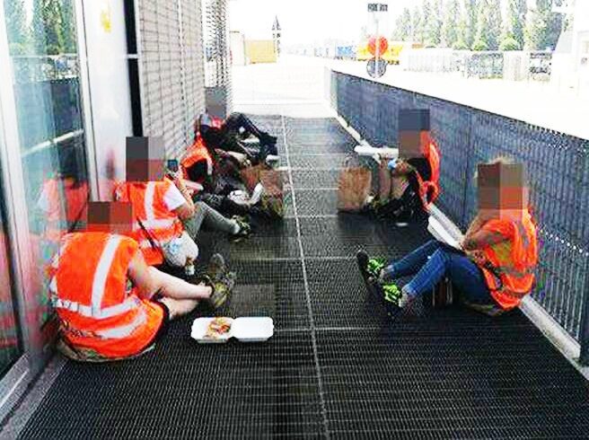 Piacenza, lavoratori Ikea senza Green Pass mangiano a terra: spazi aziendali preclusi a chi non ha il certificato verde