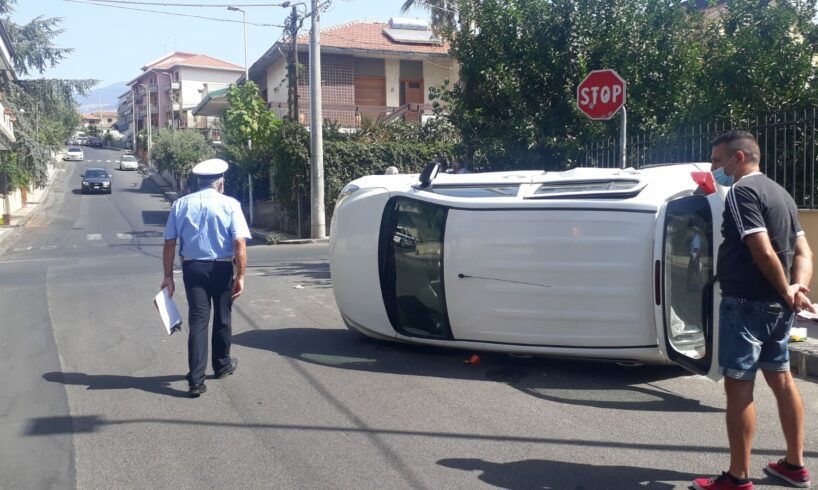 Belpasso, scontro tra due auto tra via Aldo Moro e via Gramsci: ferite 2 donne e un bambino