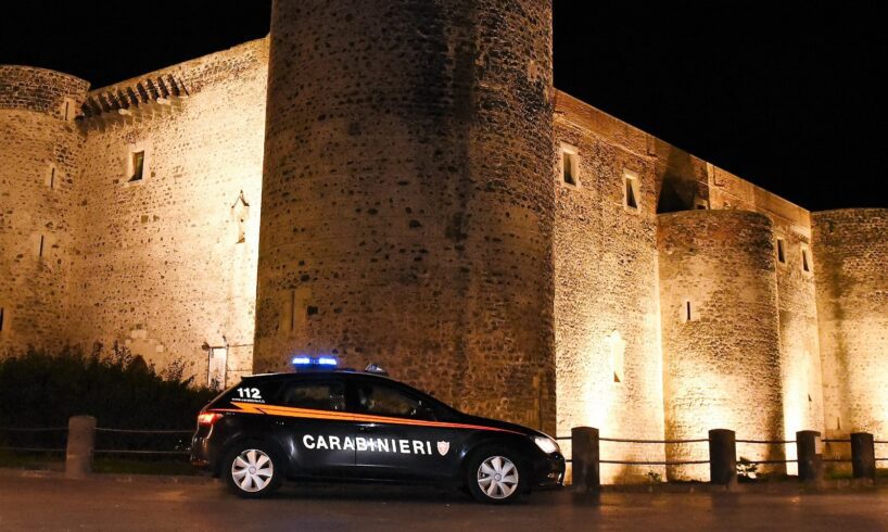 Catania, il parcheggiatore abusivo era un ragazzino di 14 anni: denunciata la madre