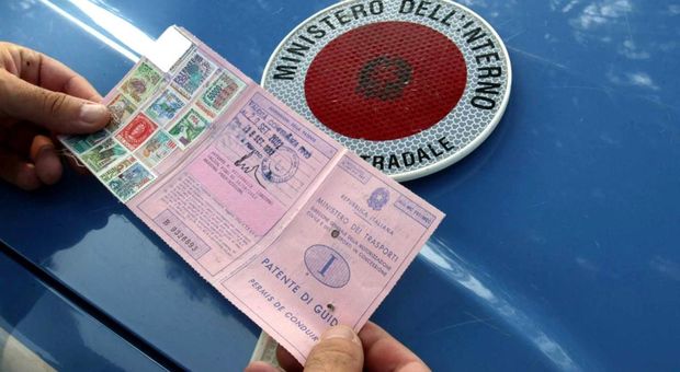 Catania, sulla Tangenziale la Polizia stradale ritira altre 12 patenti ai furbetti della corsia d’emergenza: plauso degli automobilisti in transito