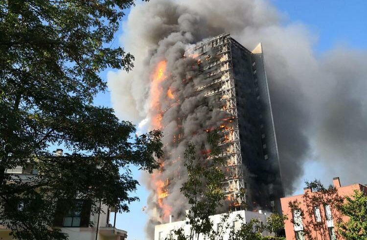 Milano, il palazzo bruciato come un fuscello non ha fatto vittime: ci vivono 60 famiglie