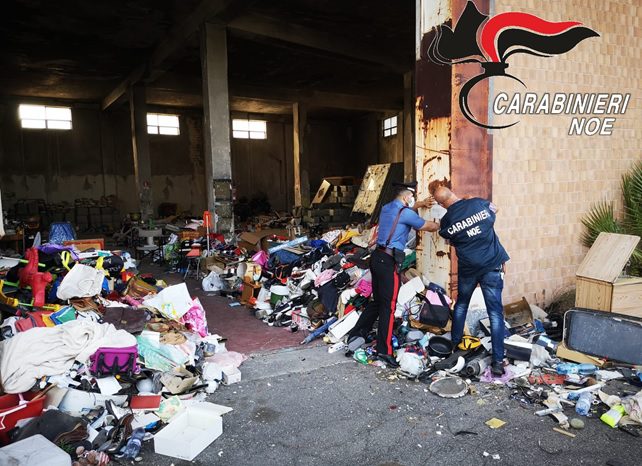 Adrano, l’ex autoparco ridotto a deposito di rifiuti: denunciato il custode comunale