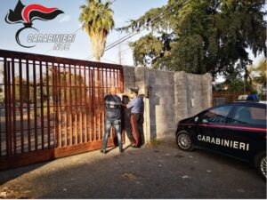 Adrano, l’ex autoparco ridotto a deposito di rifiuti: denunciato il custode comunale