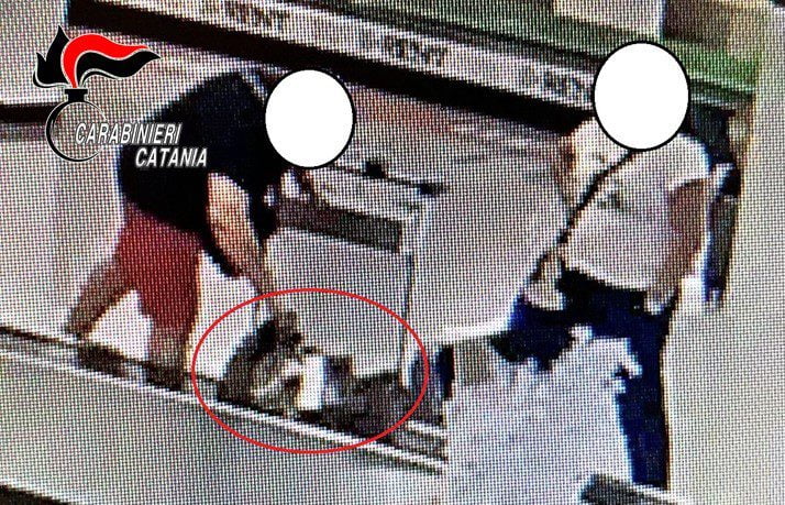Catania, in aeroporto s’impossessano di un borsone. Si difende coppia denunciata: “È un errore”