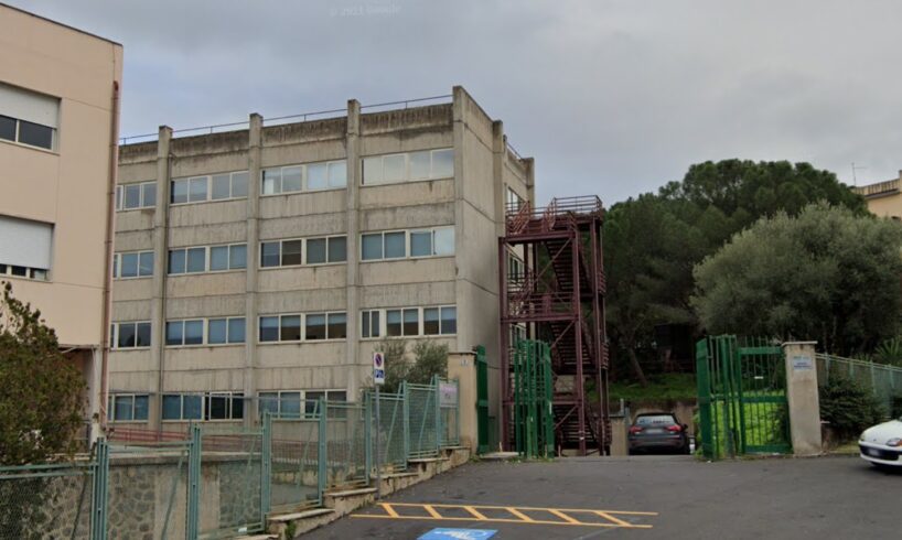 Paternò, ladri visitano il Poliambulatorio di via Livorno: danneggiate le porte d’ingresso
