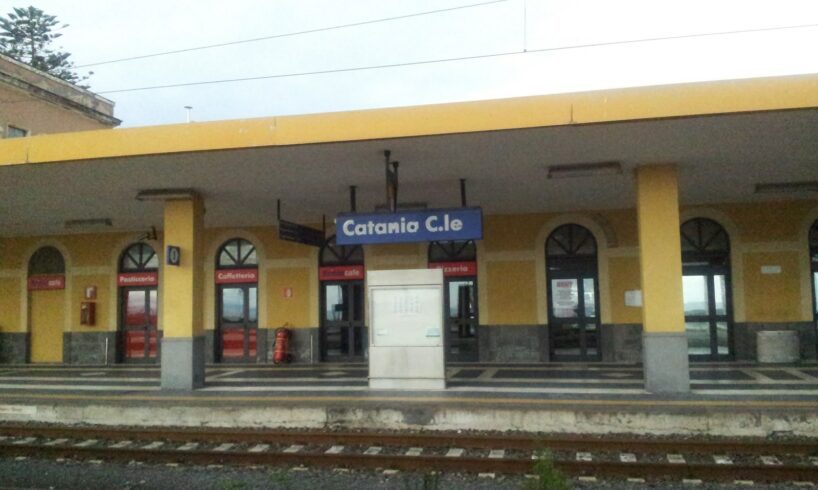 Catania, travolta da un treno vicino alla Stazione centrale: è giallo sulla morte di una 50enne