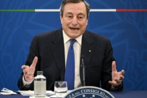 Covid, Draghi dice sì a terza dose e vaccino obbligatorio: “Governo va avanti non vedo disastri all’orizzonte”