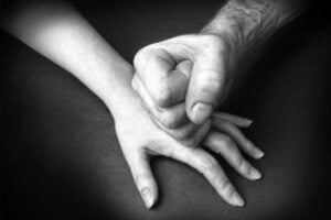 Palagonia, per comprare la droga chiede alla moglie di prostituirsi e ai figli di mendicare: 35enne arrestato