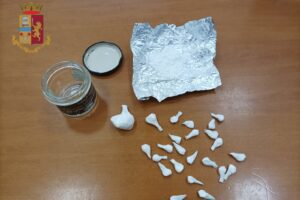 Acireale, ‘pippotti’ di cocaina nascosti in un muro di via Lazzaretto: 20enne incensurato arrestato in flagranza