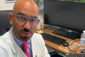 Il virologo Bassetti ancora nel mirino di ‘no vax’ e ‘no green pass’: “Mi chiamano delinquente e ladro”