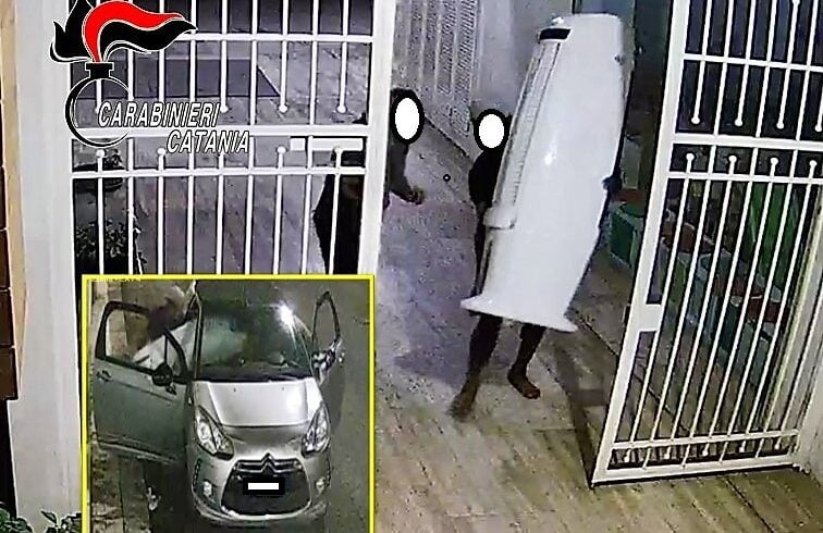 Catania, ladri di condizionatori incastrati dalle telecamere. La madre di uno dei due: “Sì, è mio figlio”