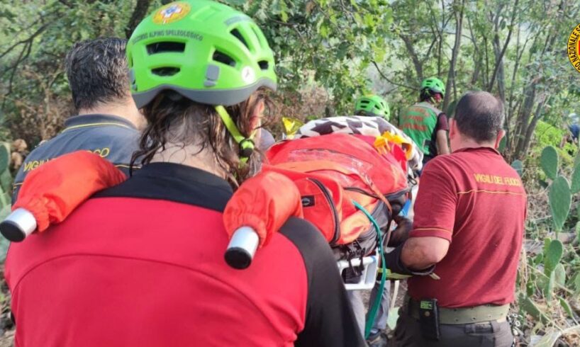 Gurne dell’Alcantara, Soccorso Alpino recupera escursionista dopo caduta: fuori da zona impervia con una barella