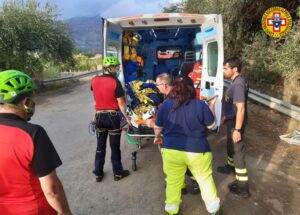 Gurne dell’Alcantara, Soccorso Alpino recupera escursionista dopo caduta: fuori da zona impervia con una barella