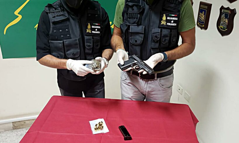 Catania, pistola in tasca (con matricola abrasa) e marijuana a casa: arrestato 35enne di Lentini
