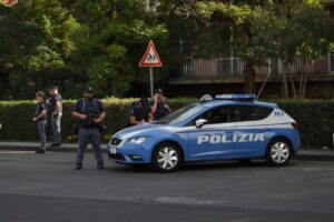 Catania, tenta di rubare computer di bordo dell’auto: le Volanti lo acciuffano in via S. Giuseppe al Duomo