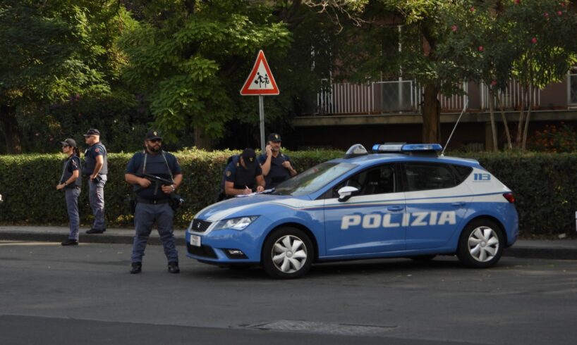 Catania, tenta di rubare computer di bordo dell’auto: le Volanti lo acciuffano in via S. Giuseppe al Duomo