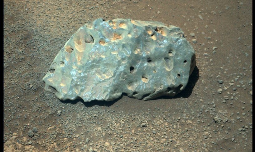 ‘Perseverance’ della Nasa cattura un pezzo di roccia su Marte: è grande quanto un porta documenti