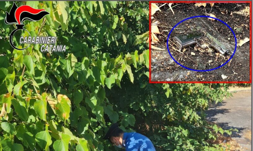 Bronte, spara a due pregiudicati tra le case popolari e poi va a nascondersi nei giardini pubblici: arrestato 52enne