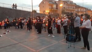 Bronte, la fiaccolata del dolore per ricordare Ada: Firrarello avvia petizione popolare anti-violenza (VIDEO)