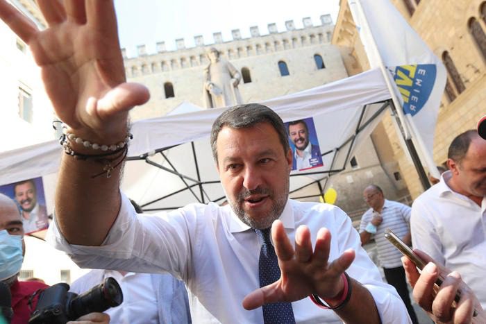 Covid, Salvini la spara grossa sulle varianti: “Nascono come reazione ai vaccini”. Poi corregge il tiro