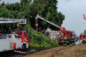 Maltempo nel Catanese, decine di interventi dei Vigili del Fuoco: tetti scoperchiati e automobilisti in salvo (VIDEO)