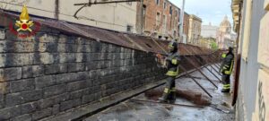 Maltempo nel Catanese, decine di interventi dei Vigili del Fuoco: tetti scoperchiati e automobilisti in salvo (VIDEO)