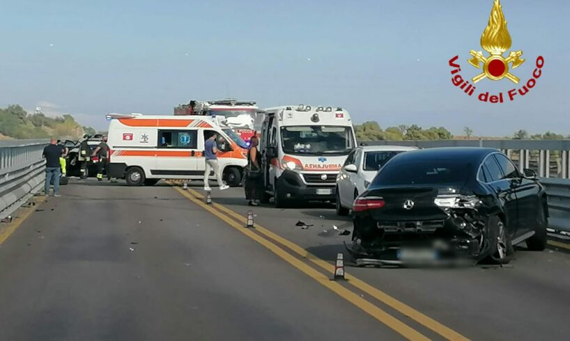 Belpasso, incidente lungo la A19 coinvolge 4 auto: due feriti. Strada chiusa temporaneamente