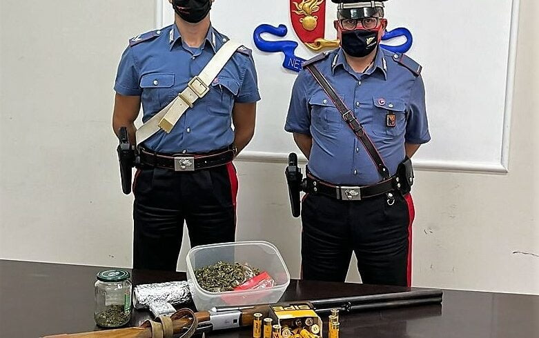 Biancavilla: in casa nascondeva fucile, cartucce e marijuana: denunciato 53enne