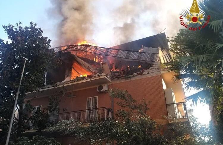 Roma, crolla palazzina dopo esplosione: forse è una fuga di gas