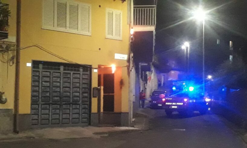 Paternò, tra via Tevere e via Bologna roghi danneggiano cavi elettrici e provocano black-out: tecnici al lavoro