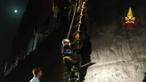 Porto di Catania, brucia il fosforo giallo nel container di una nave: intervento dei Vigili del Fuoco