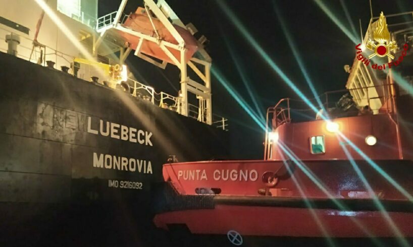 Porto di Catania, brucia il fosforo giallo nel container di una nave: intervento dei Vigili del Fuoco
