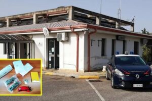 Scordia, nascondeva la droga dietro una pianta spinosa: 63enne arrestato in flagranza
