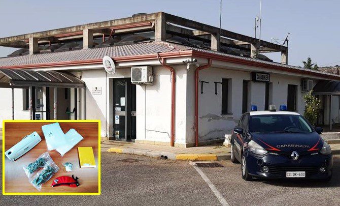 Scordia, nascondeva la droga dietro una pianta spinosa: 63enne arrestato in flagranza