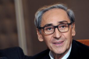 “Tra cento miliardi di ricordi”: arte e umanità nell’omaggio a Franco Battiato (VIDEO)