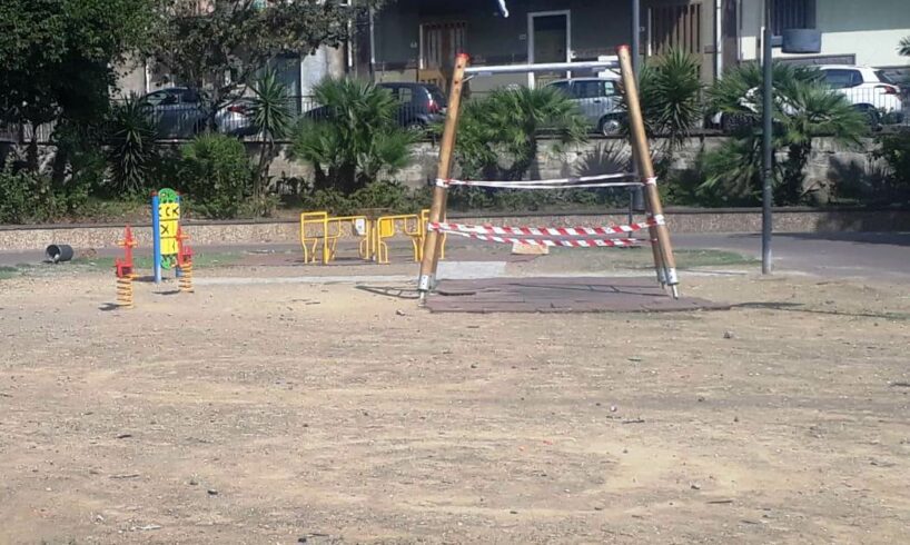 Paternò, vandali in Piazza Aldo Moro distruggono l’altalena e sradicano 5 cestini: raid nella notte