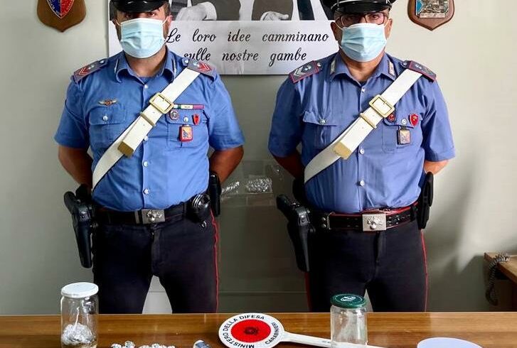 Bronte, una catasta di pietre per nascondere la droga: 28enne arrestato e 30enne denunciato