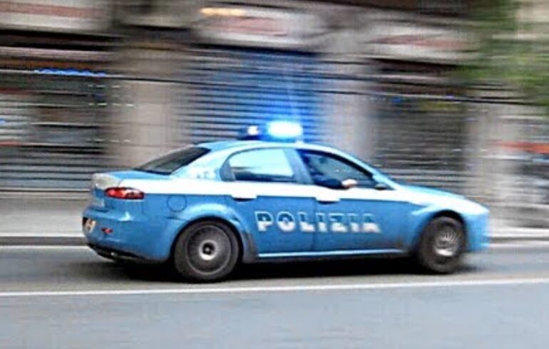 Catania, nei parcheggi del centro ‘Porte di Catania’ fugge con auto rubata e danneggia veicoli: 20enne ai domiciliari
