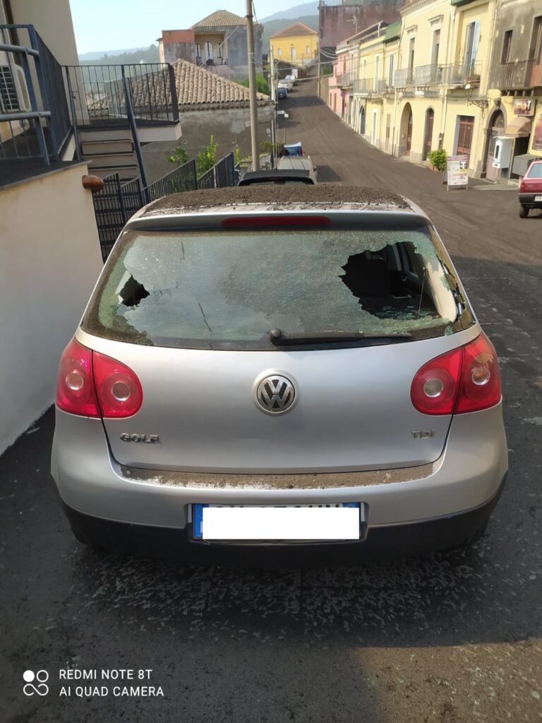 Sant’Alfio, ‘pietre’ di lava sfondano il lunotto di un’auto: oggi durante la fase parossistica dell’Etna