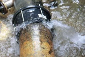 Adrano, un filo d’acqua dai rubinetti: l’Acoset ripara subito il guasto provocato dal maltempo