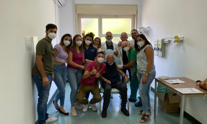 Biancavilla, terza dose di vaccino a un 73enne: al punto vaccinale dell’ospedale