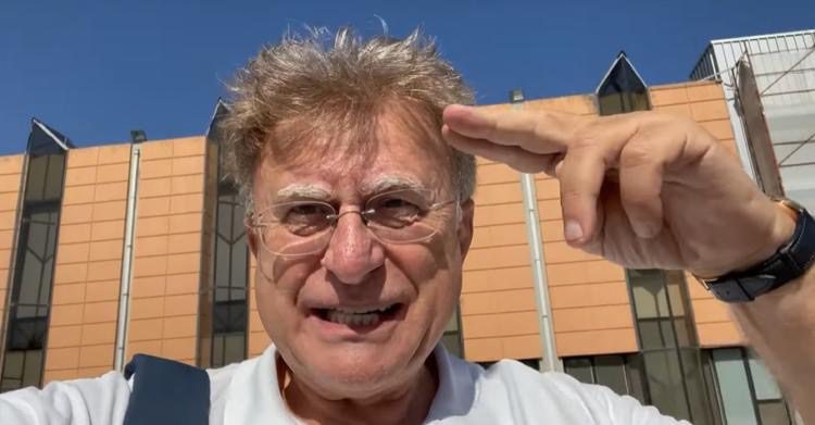 Red Ronnie: “Ho il green pass ma non lo mostro”. E al Museo di Messina non lo fanno entrare