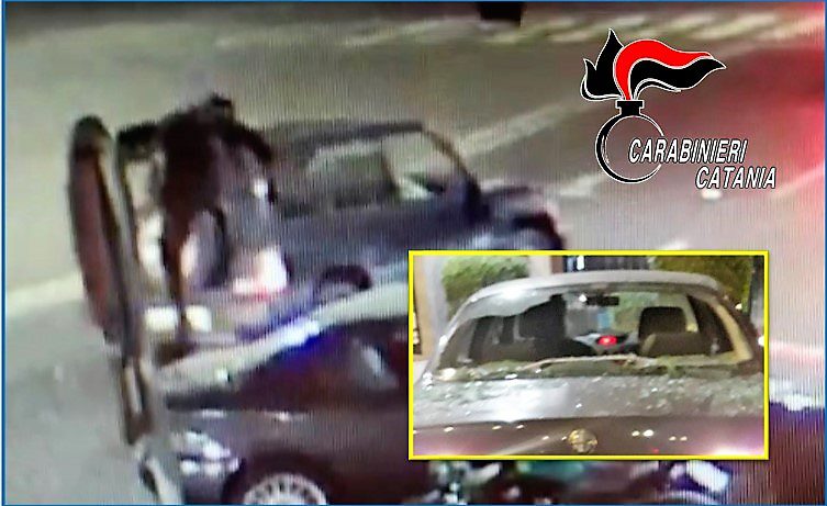 Catania, clochard aiuta i carabinieri a bloccare 19enne ‘sfasciamacchine’: danneggiate 2 auto in Piazza della Repubblica