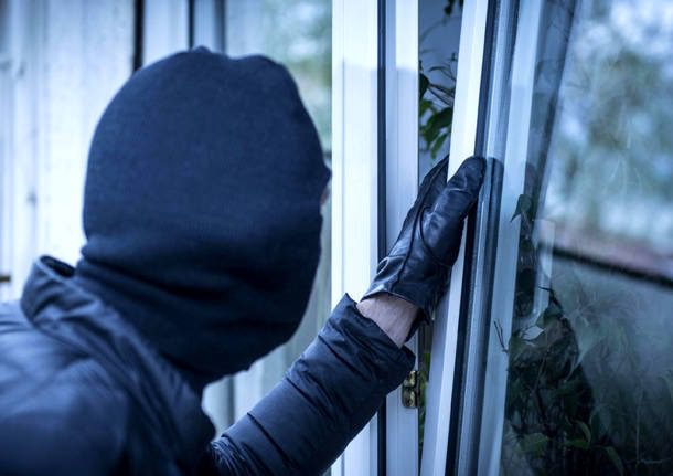 Catania, ladro si arrampica su una grondaia e fa una ‘visita’ in un'abitazione: all’uscita trova la Polizia