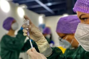 Vaccinazioni in corso a Etnapolis, Biancavilla e Paternò: in Sicilia numero di positivi in calo
