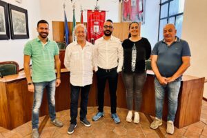 S. M. di Licodia, sindaco e assessori aggiungono un contributo al ‘salvadanaio’ della Misericordia: per l’acquisto di una nuova ambulanza